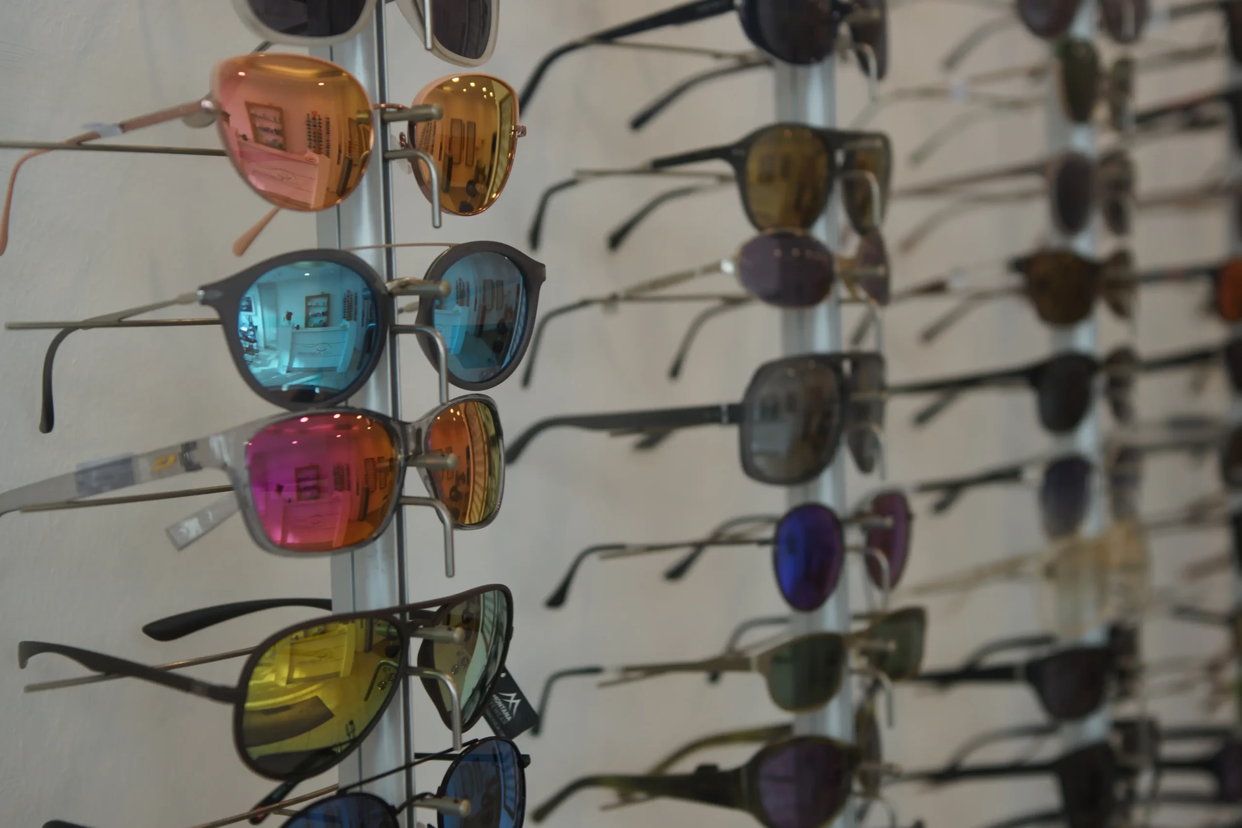 Augenoptikermeister passt Brille in Werkstatt an - Hennig Augenoptik Köln Zollstock